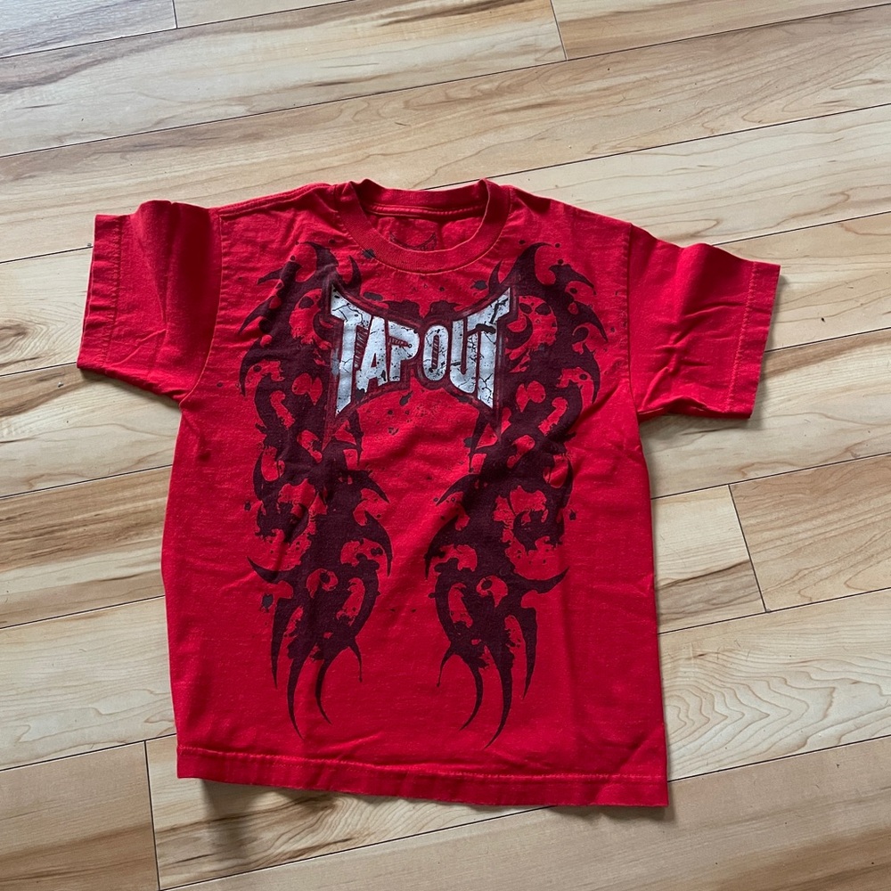 Boys medium tap out shirt
